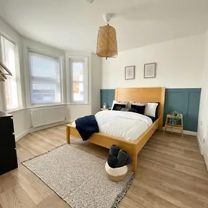 Spacious Coastal In Location Bournemouth
